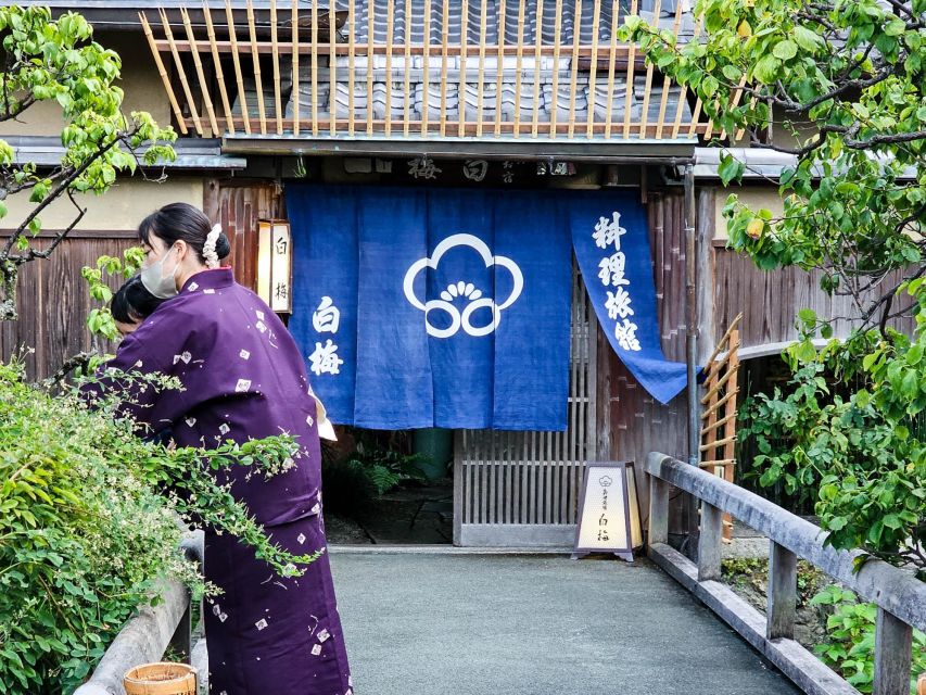 Kyoto: Gion Sunset Walking Tour with Local Guide - Maruyama Park at night