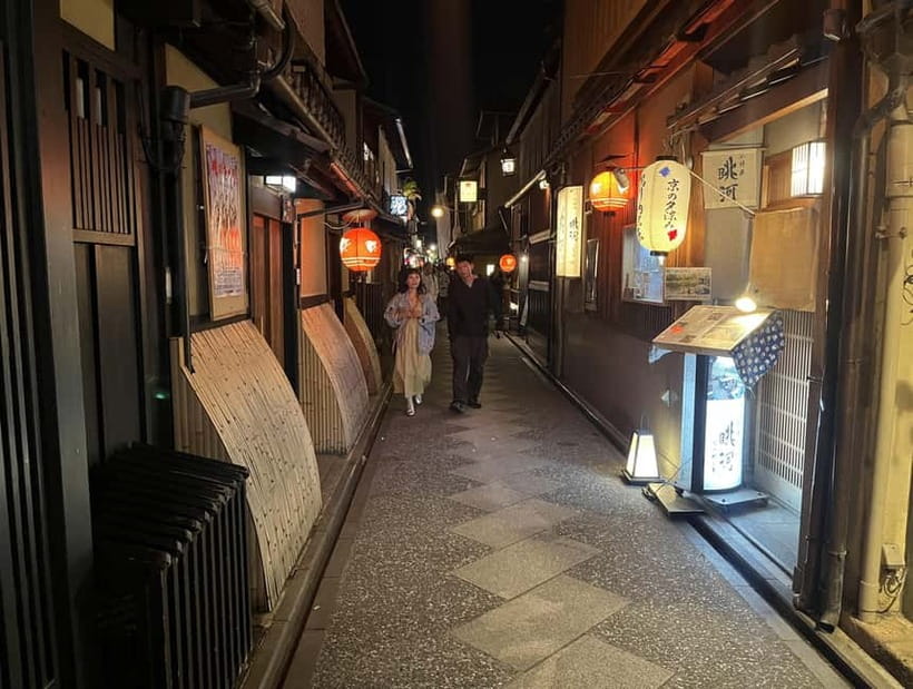 Kyoto: Gion Walking Tour - Guides who make questions part of the tour