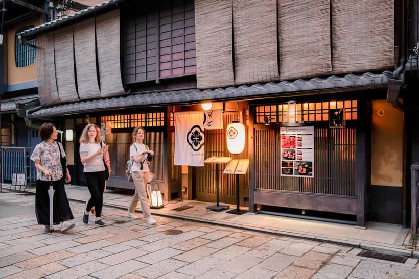 Kyoto: Gion World of the Geisha Guided Walking Tour - What the Guide Adds to the Experience