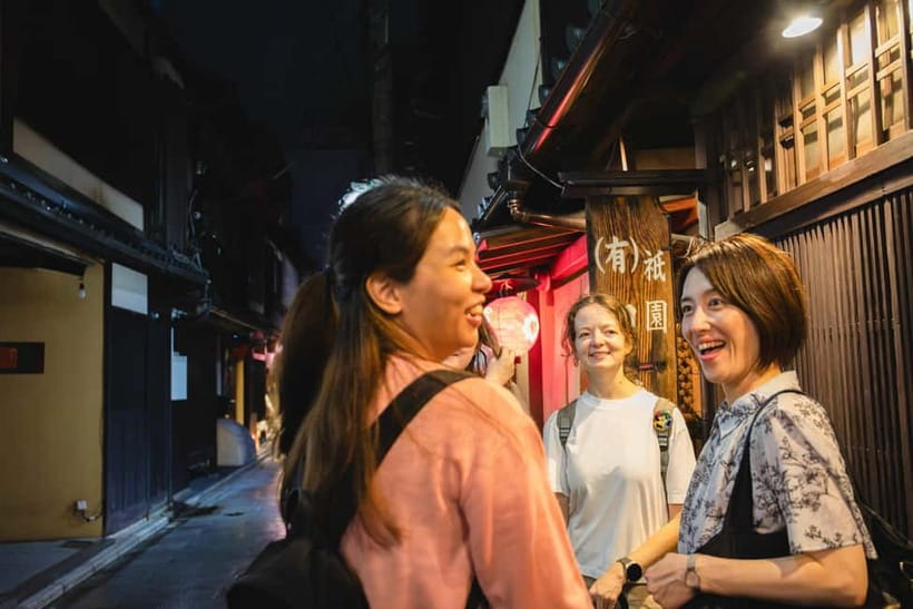 Kyoto: Gion World of the Geisha Guided Walking Tour - Walking Through Gions Traditional Streets