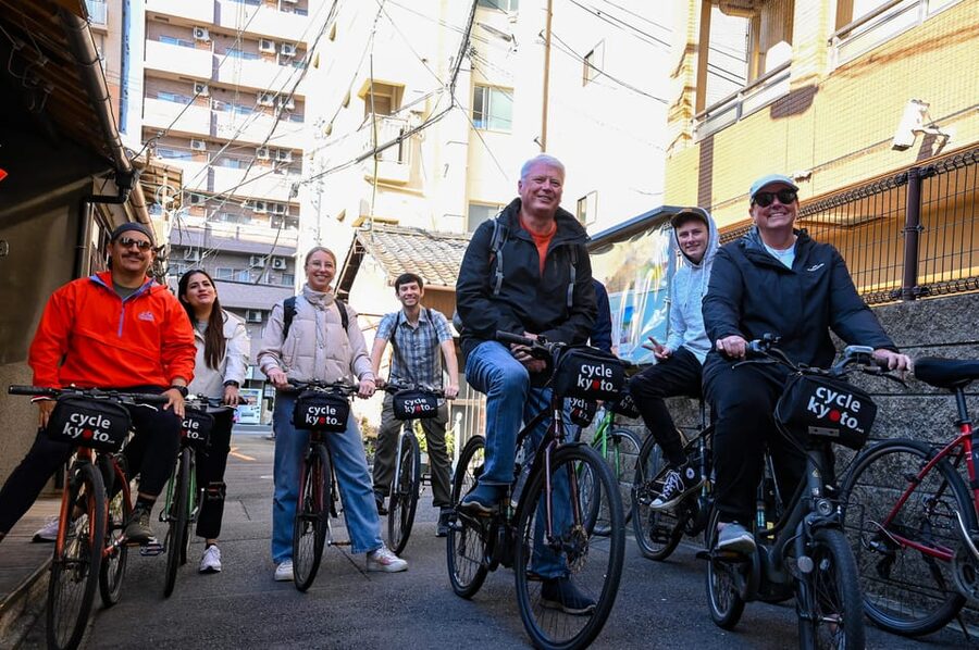 Kyoto: Half-day Guided Bike Tour with Fushimi Inari - Higashi-Honganji and the scale of central Kyoto