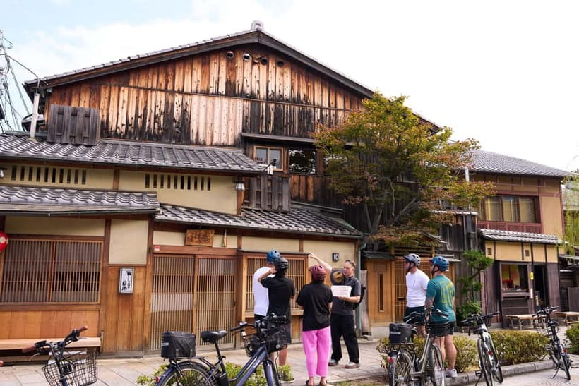 Kyoto: Hidden Gems E-Bike Tour Through Backstreets & Temples - Kyoto Imperial Palace and the ride back to Gion