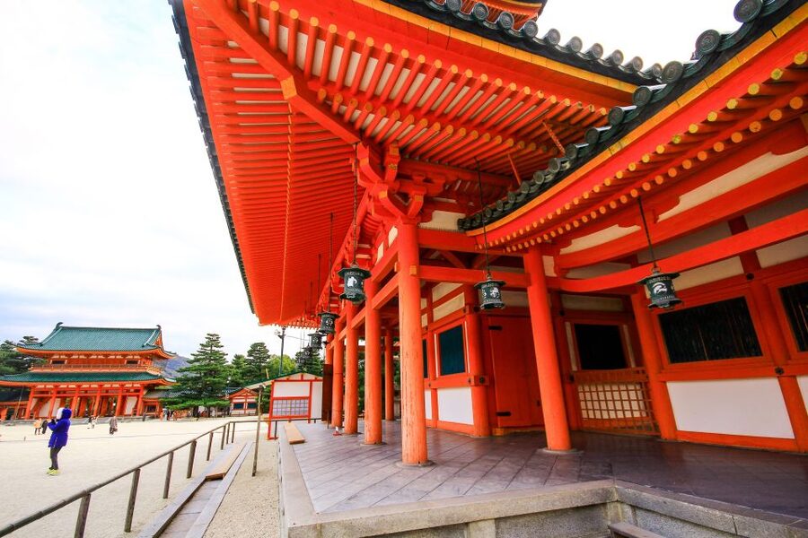 Kyoto: Imperial Palace & Nijo Castle Guided Walking Tour - A three-hour pace that mostly works