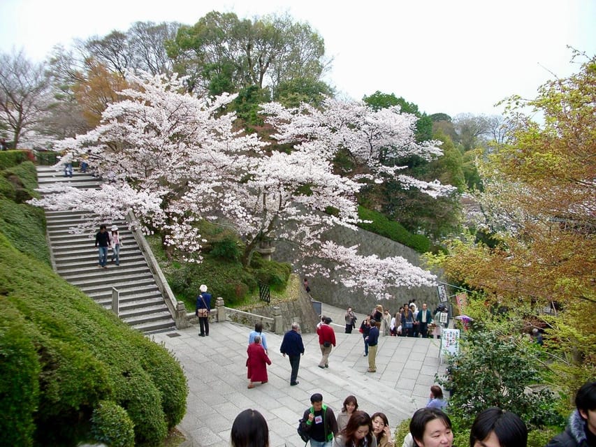 Kyoto: Kiyomizudera, Higashiyama and Yasaka Discovery Tour - Kiyomizudera: a strong opening above Kyoto