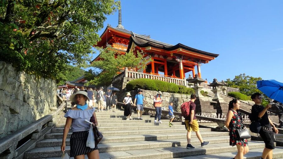 Kyoto: Kiyomizudera, Higashiyama and Yasaka Discovery Tour - The guides are a major part of the value