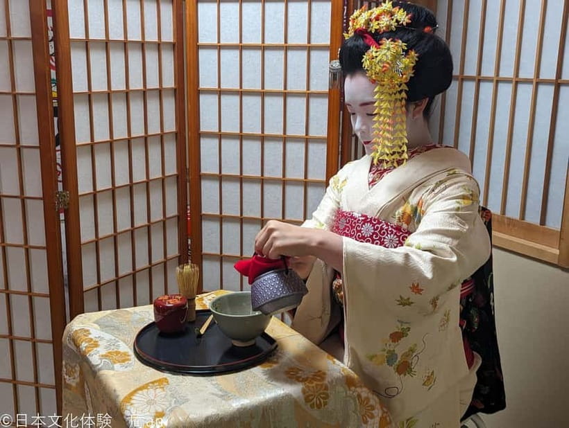 Kyoto: Lunch or Dinner with Maiko - Kyoto cooking with dashi and shidashi service