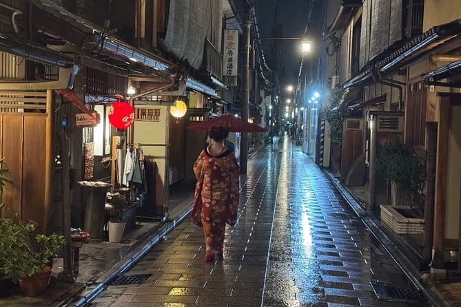 Kyoto Magical Night English Tour: Gion & Fushimi Inari Shrine - Hanamikoji Street and the evening side of Gion