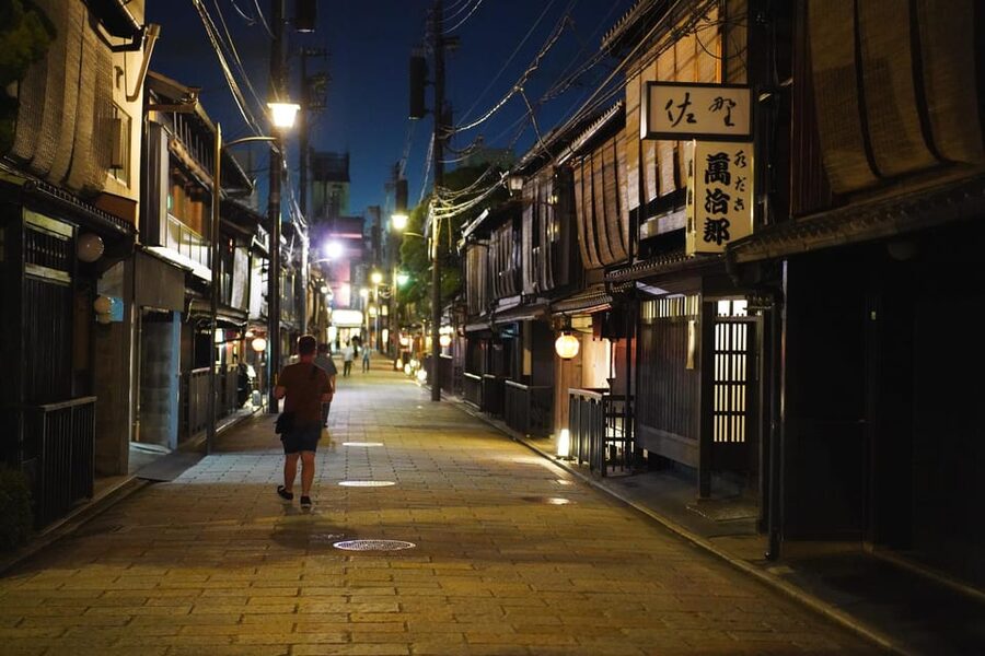 Kyoto: Maiko Dinner in Traditional Restaurant and Tour - Gion streets first, then a private-feeling evening