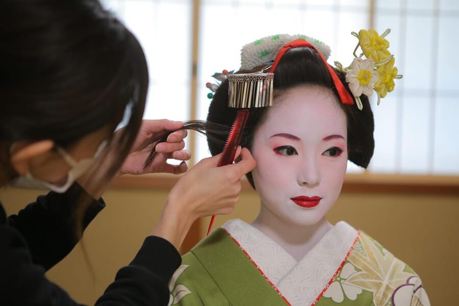 Kyoto: Maiko Makeover and Photoshoot Experience - Makeup, wigs, and the maiko look