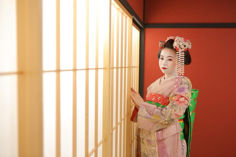 Kyoto: Maiko Makeover and Photoshoot Experience - The Japanese-room photoshoot