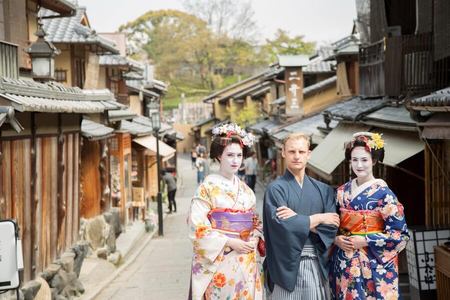 Kyoto: Maiko Makeover and Photoshoot Experience - Ten minutes for your own pictures