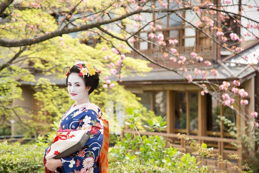 Kyoto: Maiko Makeover and Photoshoot Experience - Adding a 30 or 60-minute Kyoto stroll