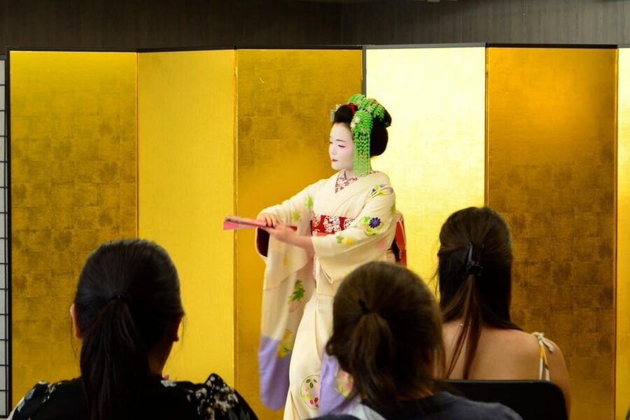 Kyoto: Meet-and-Greet, Maiko Show and Experience - Finding the show at Kyoto Handicraft Center