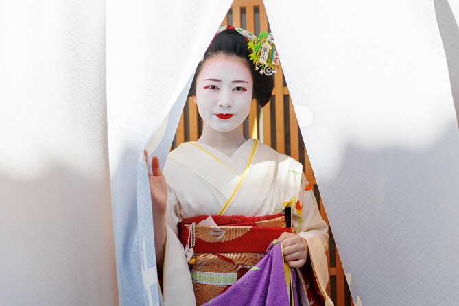 Kyoto: Meet the Geisha Maiko with Gion Walking Tour - Walking through Gion before the performance
