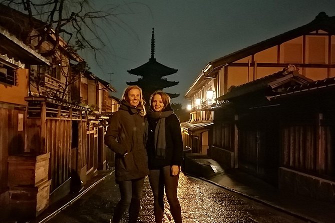 Kyoto night walk tour (Gion district) - Yasaka Shrine after sunset
