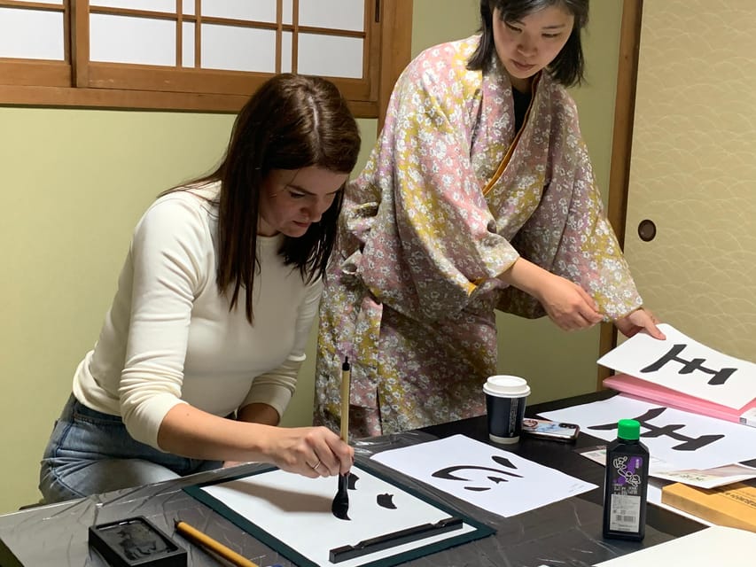 Kyoto Ninenzaka : Japanese Calligraphy Class in Townhouse - A quiet hour beside Kyoto’s busiest old streets