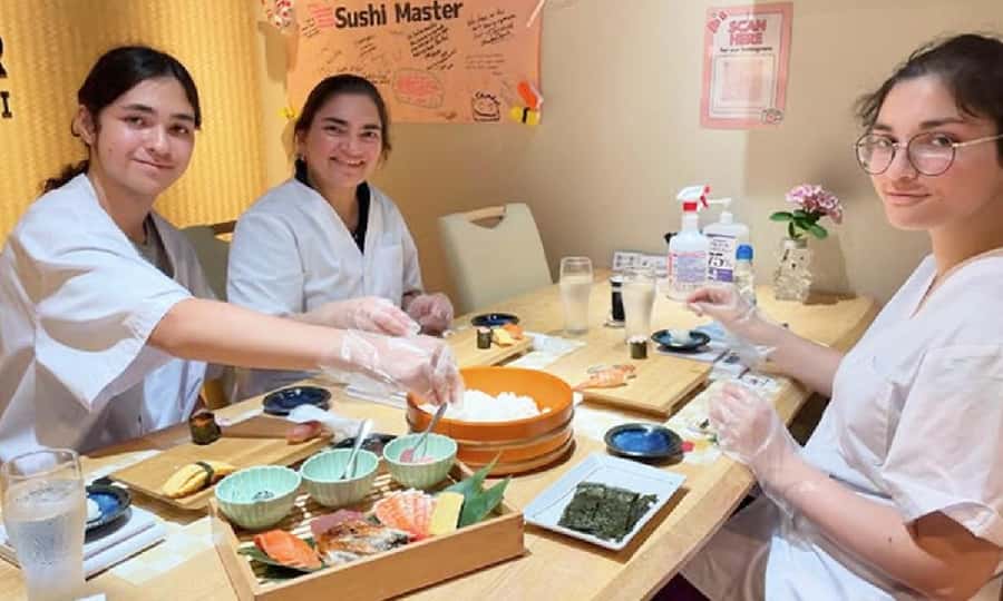 Kyoto: Sushi Making Experience in Kawaramachi - Choosing between nigiri and temari sushi