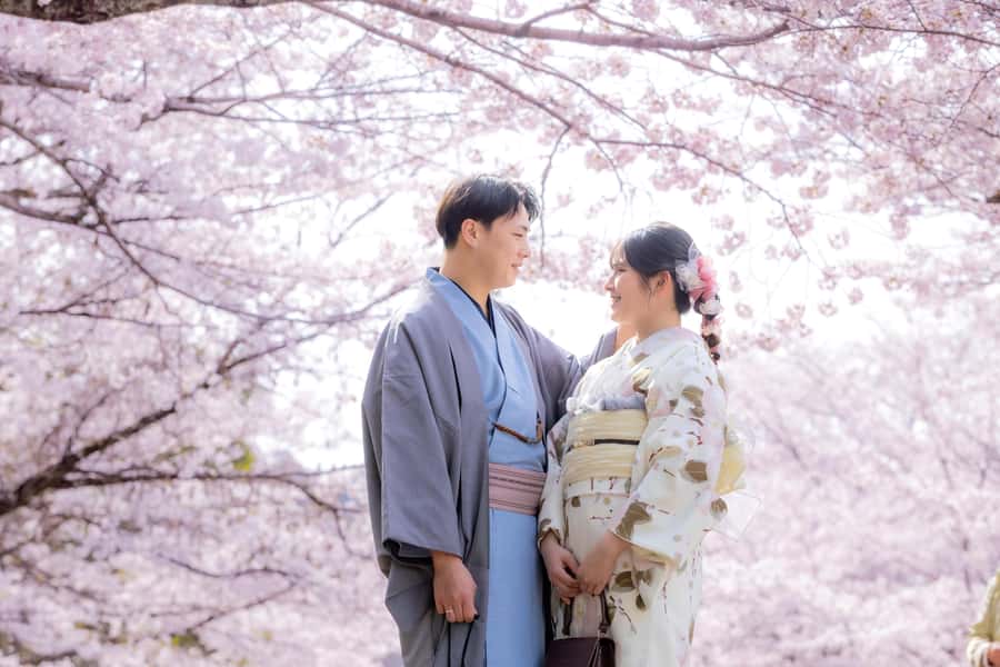 Kyoto: Traditional Kimono Rental - Choosing a kimono at a 160-year-old Kyoto shop