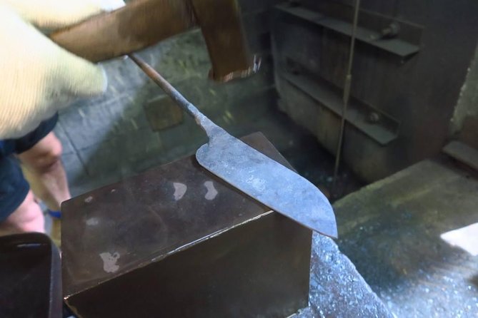 Make your own kitchen knife with a master blacksmith in Shimanto - The real attraction: making a knife from steel