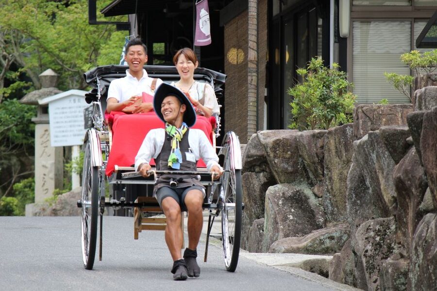 Miyajima: Private Rickshaw Tour to Itsukushima Shrine - Senjokaku Shrine and Toyotomi Hideyoshi’s legacy