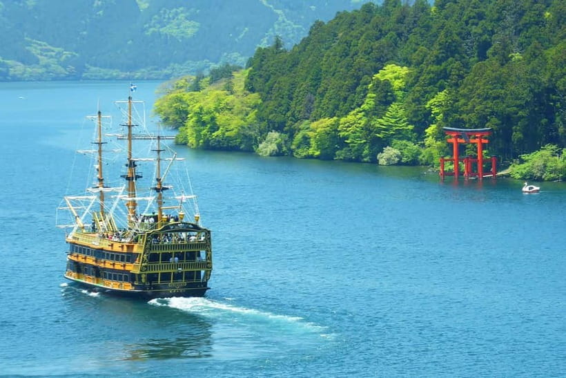 Mt Fuji Hakone/Enoshima Tour:Optional Ropeway/Lake Ashi Boat - The pirate ship across Lake Ashi
