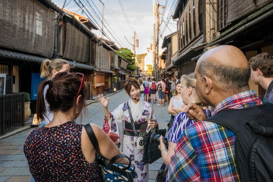 Night Walk in Gion: Kyoto's Geisha District - The chance to see geiko and maiko