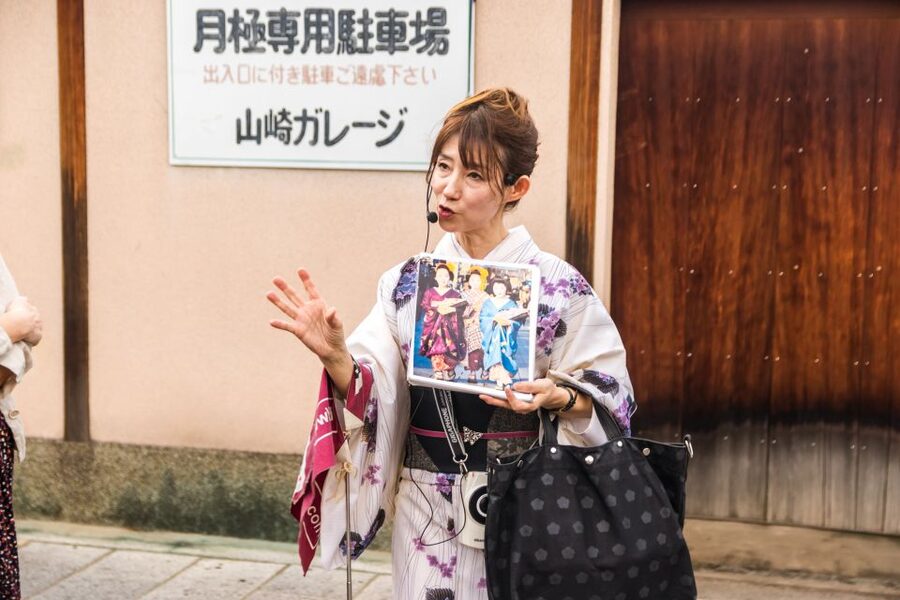 Night Walk in Gion: Kyoto's Geisha District - Walking through Gion after sunset