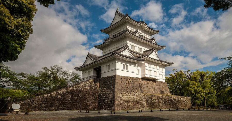 Odawara: Odawara Castle Tenshukaku Entrance Ticket - Entering Odawara Castle at the Main Keep