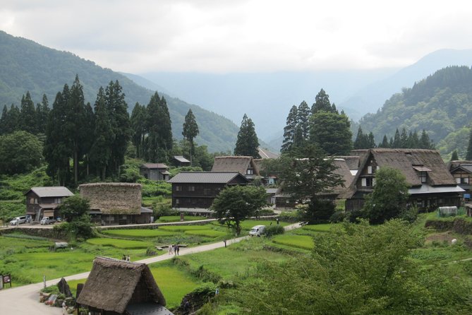 [One-day bus tour departing from Kanazawa Station] Shirakawa-go and Gokayama - Two World Heritage Villages Enjoyable Bus Tour - Bus comfort, group size, and the day’s rhythm