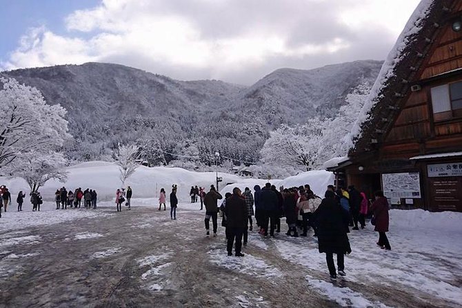 [One-day bus tour departing from Kanazawa Station] Shirakawa-go/Takayama tour platinum route bus tour - A local lunch that keeps the day moving