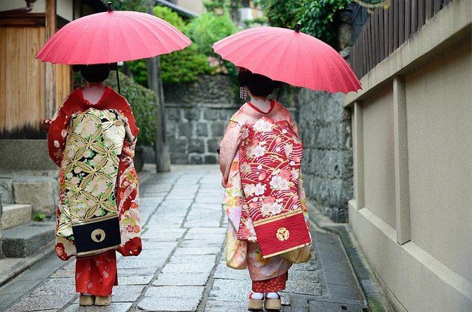 One Hour Geisha Show in Gion Kyoto - Tea, snack, and the small details that matter