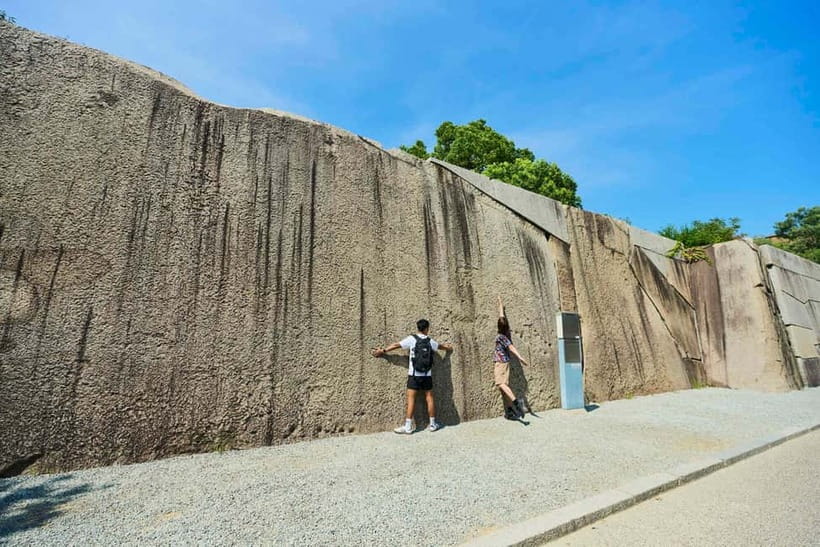 Osaka: Castle History Walking Tour / Castle Tower Admission - Triple moats and gates built to confuse attackers