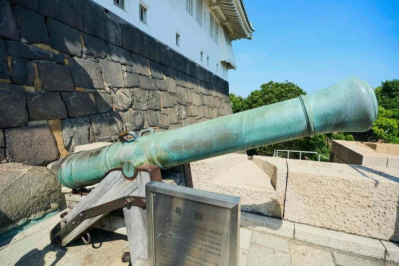Osaka: Castle History Walking Tour / Castle Tower Admission - Stone walls that were meant to defeat climbers