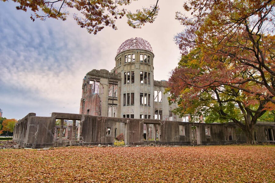 Osaka/Kyoto: Hiroshima Miyajima Bus Tour & Shinkansen Ticket - A first look at Hiroshima Castle