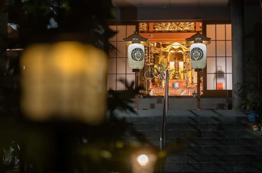 Osaka Temple Cool Foot Bath & Matcha Experience〈45min〉 - Starting with worship, incense, and a quiet mind