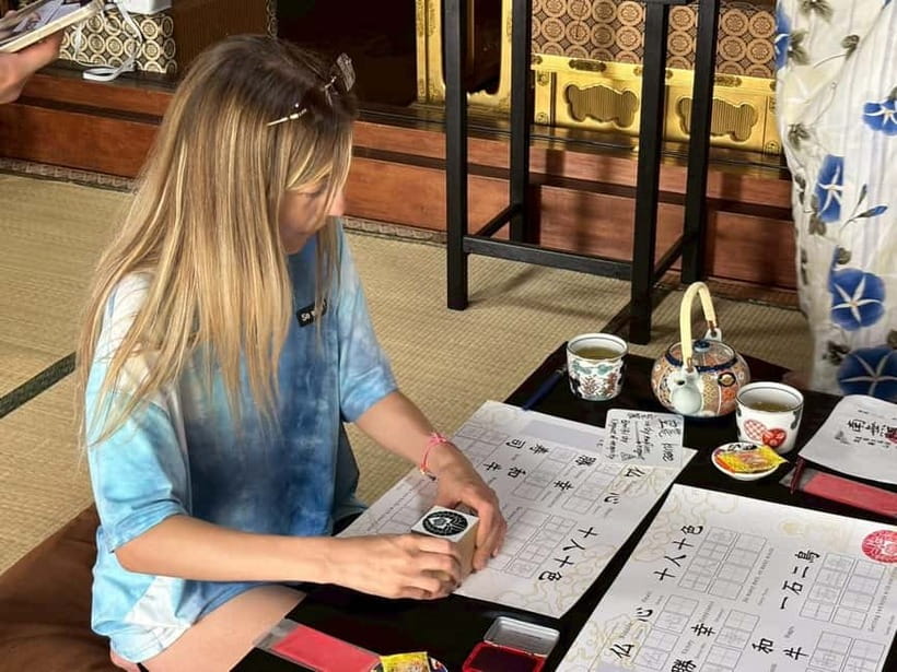 Osaka: Temple Tour and Traditional Calligraphy Lesson - What happens during the one-hour program