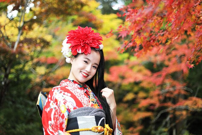 Photoshoot session by professional photographer in Kanazawa - Higashi Chaya, Kanazawa’s old wooden backdrop