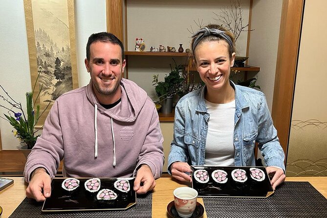 Private Art Sushi Roll Class in Kyoto - Making a picture inside a sushi roll