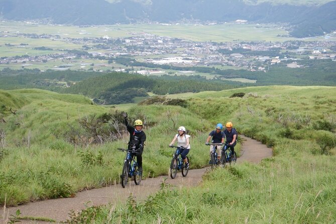Private E-MTB guided cycling around Mt. Aso volcano & grasslands - Reaching the smoking Nakadake Crater