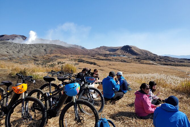 Private E-MTB guided cycling around Mt. Aso volcano & grasslands - The descent and the open caldera view