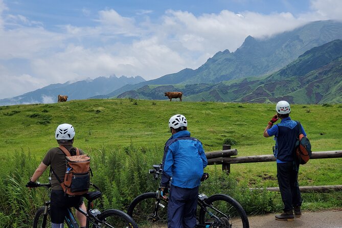 Private E-MTB guided cycling around Mt. Aso volcano & grasslands - Testing the E-MTB before the climb