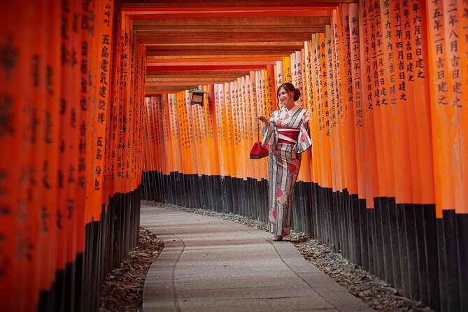 Private photo shoot & walk in Kyoto - Professional photo shoot - Fushimi-Inari: torii gates and a stronger walking route