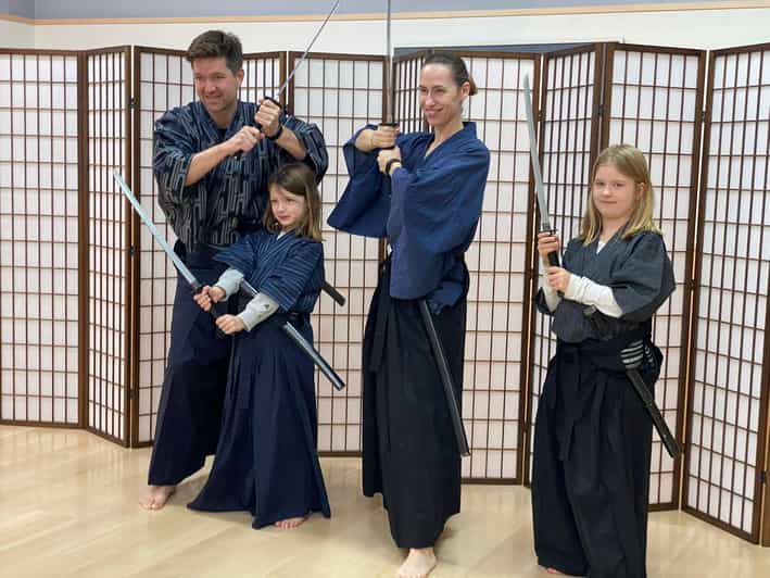SAMURAI EXPERIENCE in Tokyo(Harajuku)【SAMURAI've】 - Putting on the kitsuke kimono