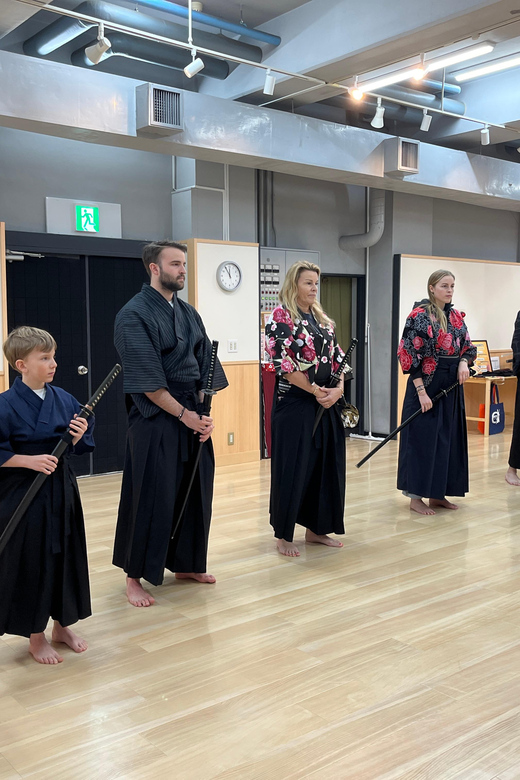 SAMURAI EXPERIENCE in Tokyo(Harajuku)【SAMURAI've】 - Practicing basic sword movements