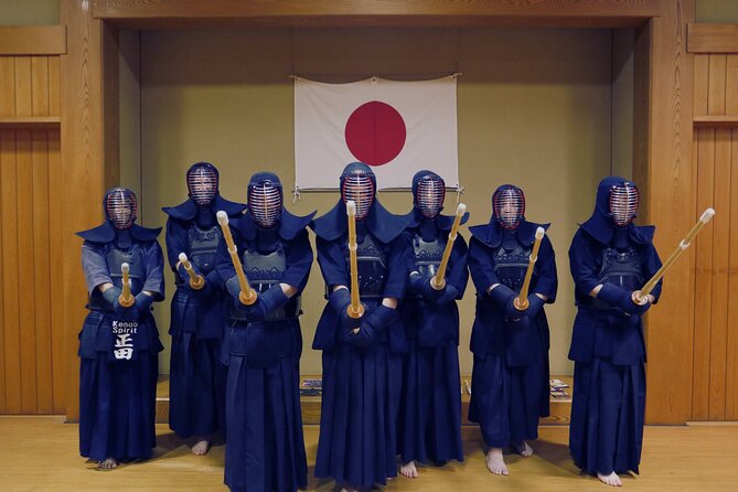 Samurai Experience - Learn Bushido through Kendo, in Tokyo - Putting on the kendo armor