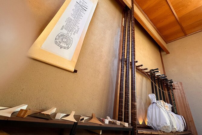 Shamisen Experience in Kyoto 【Private】 - Starting with posture, tuning, and technique