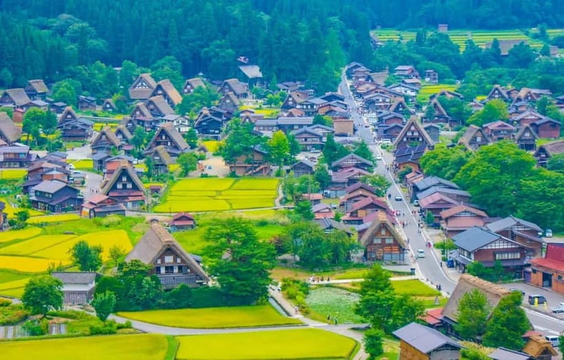 Shirakawago&HidaTakayama&GujoHachiman 1 Day Tour from Nagoya - Gujo Hachiman: waterways, castle views, and a short first stop