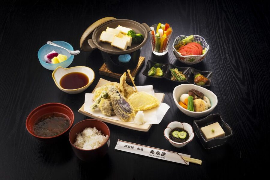 Sumida River: Japanese Traditional Yakatabune Dinner Cruise - Shared tables and the social side of the evening