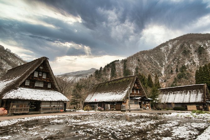Takayama and Shirakawago/Photoshoot by professional photographer - Takayama old town: wooden streets and a relaxed walking stop