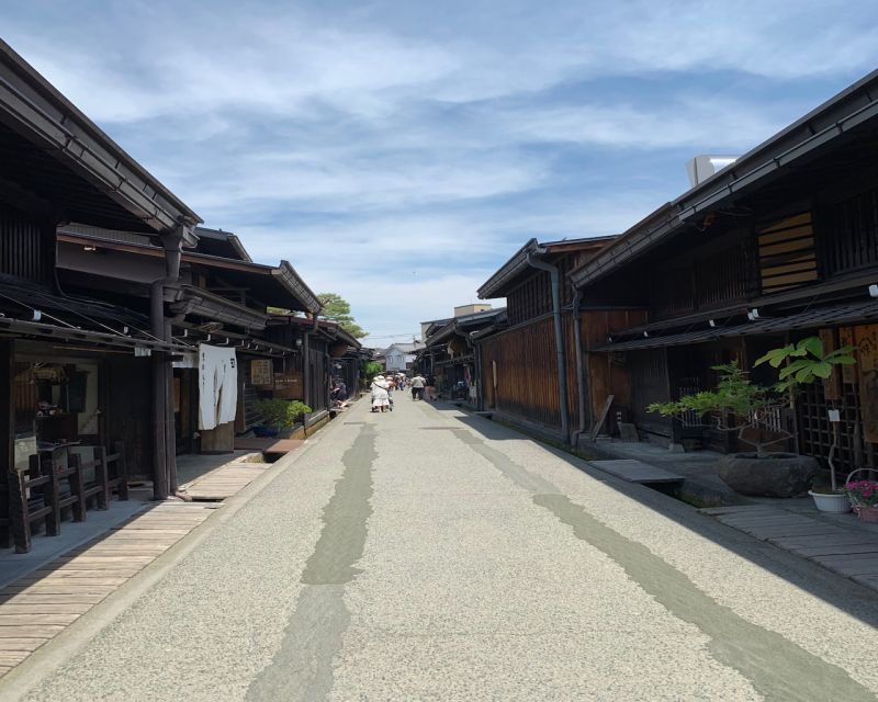 Takayama: Edo-Period Old Town Walking Tour - Everyday sights that are easy to miss